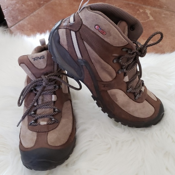 teva hiking shoes